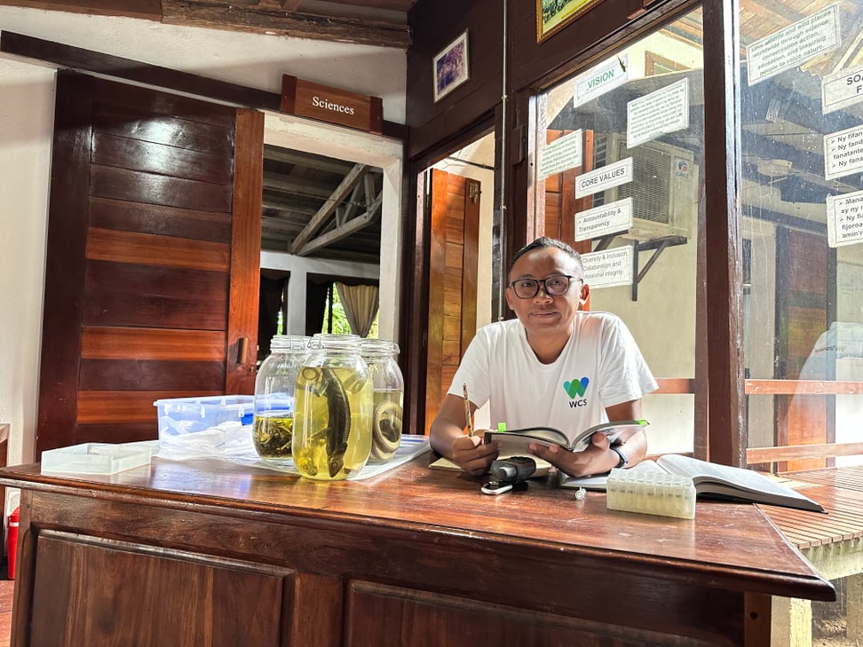 Conservation Fellow James Mamisoa Rafanoharana, Amphibien-Spezialist der WCS Madagascar.