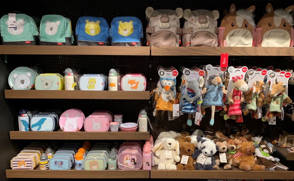 Produkte von Sigikid in einem der beiden Zooshops im Zoo Zürich.