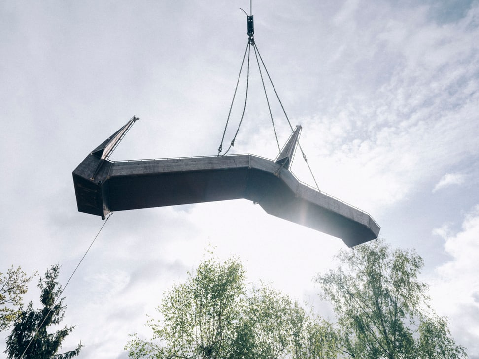 Montage des «Catwalks» auf der Panterra-Baustelle im Zoo Zürich.