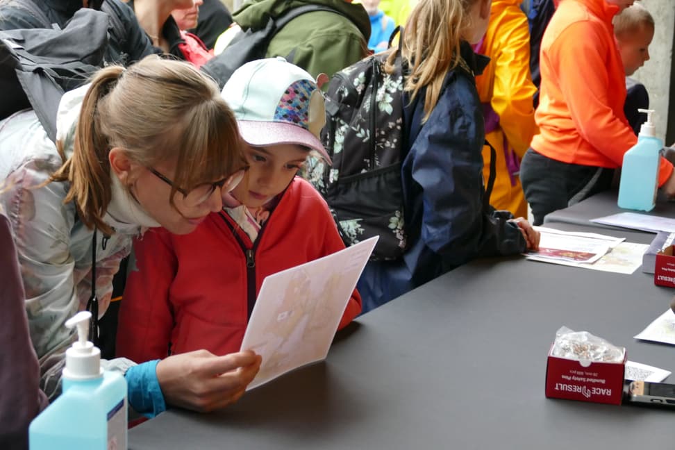 Teilnehmer*innen beim Check-in zum Weltklasse Zürich Zoo Run 2023.