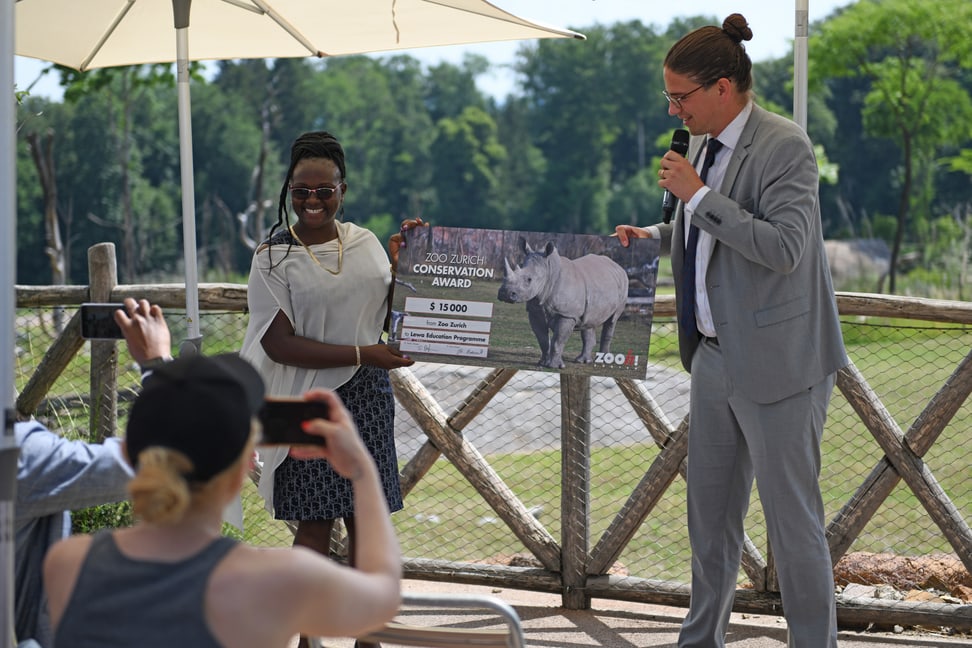 Purity Kinoti, Leiterin Bildung im Lewa Wildlife Conservancy, übernimmt von Zoodirektor Severin Dressen den Conservation Award.