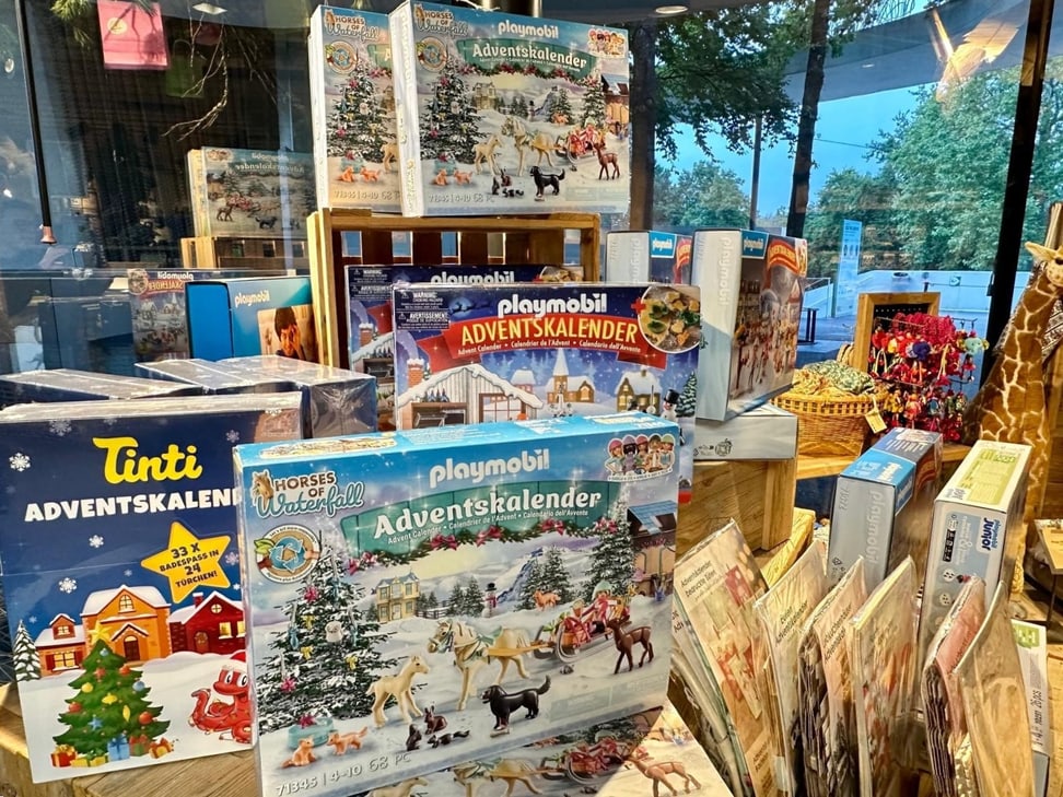 Auslage im Zooshop mit Adventskalendern.