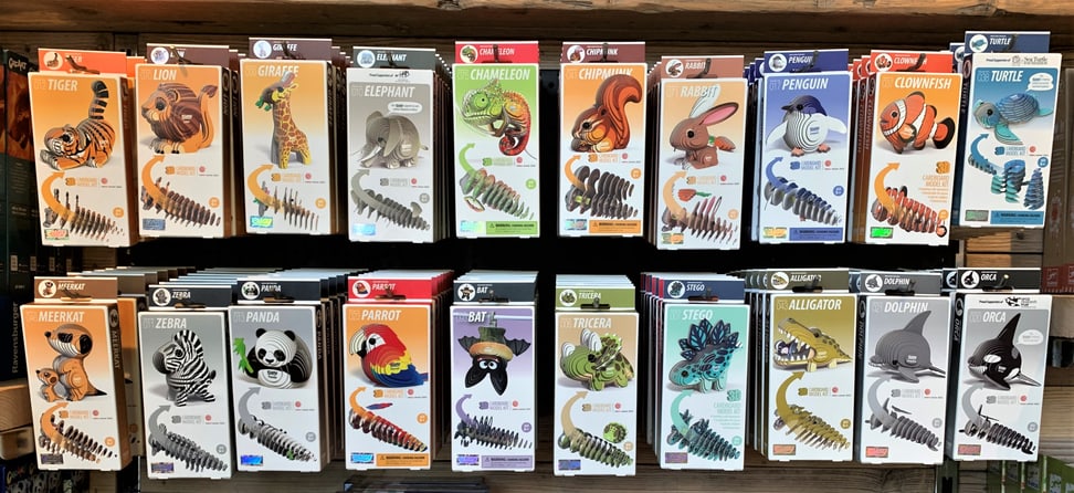 Eugy-Bastelsets mit 3D-Kartontieren im Zooshop.