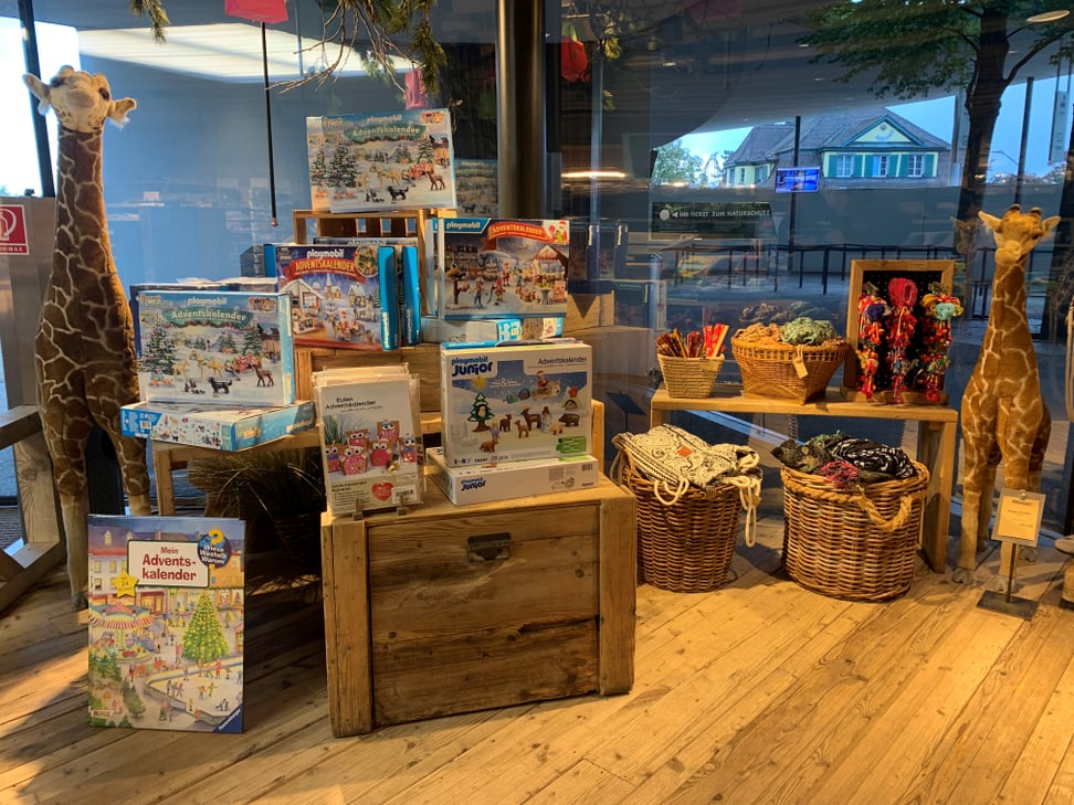 Auslage im Zooshop mit Adventskalendern.