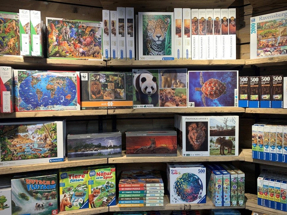 Auslage im Zooshop mit verschiedenen Puzzles.