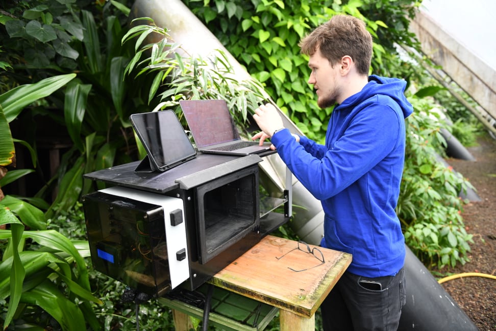 Jonas Peter von der ETH Zürich arbeitet am Prototyp.