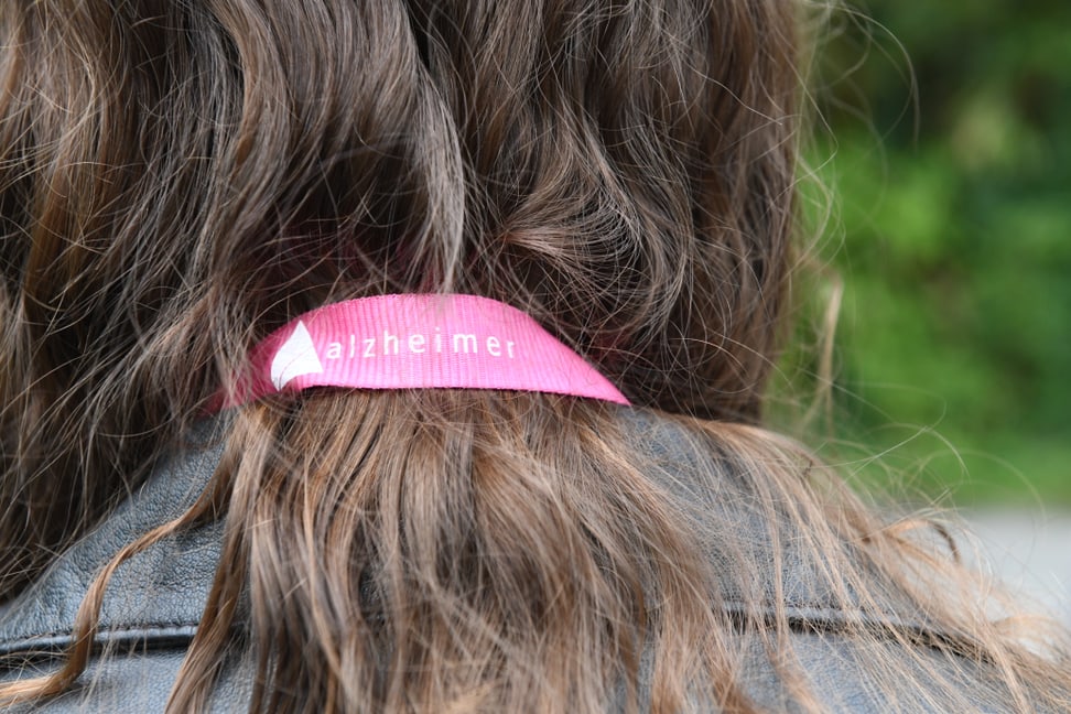 Kopf von hinten mit Schriftzug "Alzheimer".