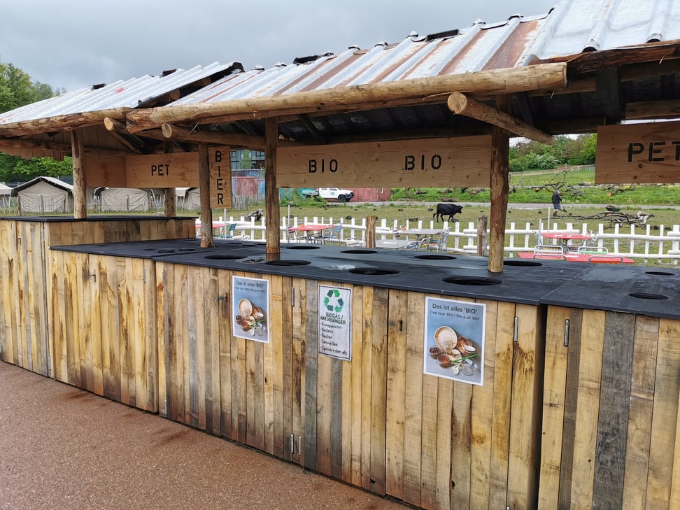 Biosammelstelle beim Ubele Kiosk in der Lewa Savanne des Zoo Zürich.