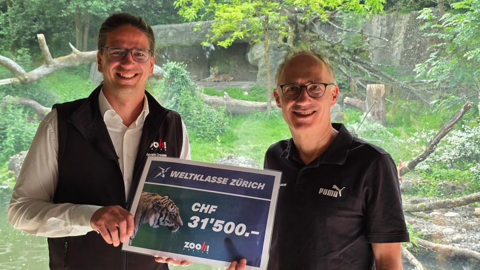 Scheckübergabe nach dem Weltklasse Zürich Zoo Run 2025, Zoodirektor Severin Dressen und xx von Weltklasse Zürich.