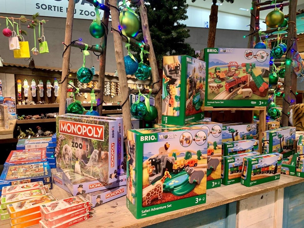 Auslage im Zooshop mit Geschenkideen.