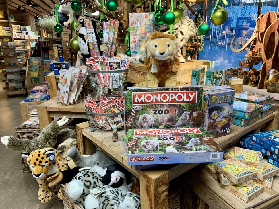 Auslage im Zooshop mit Geschenkideen.