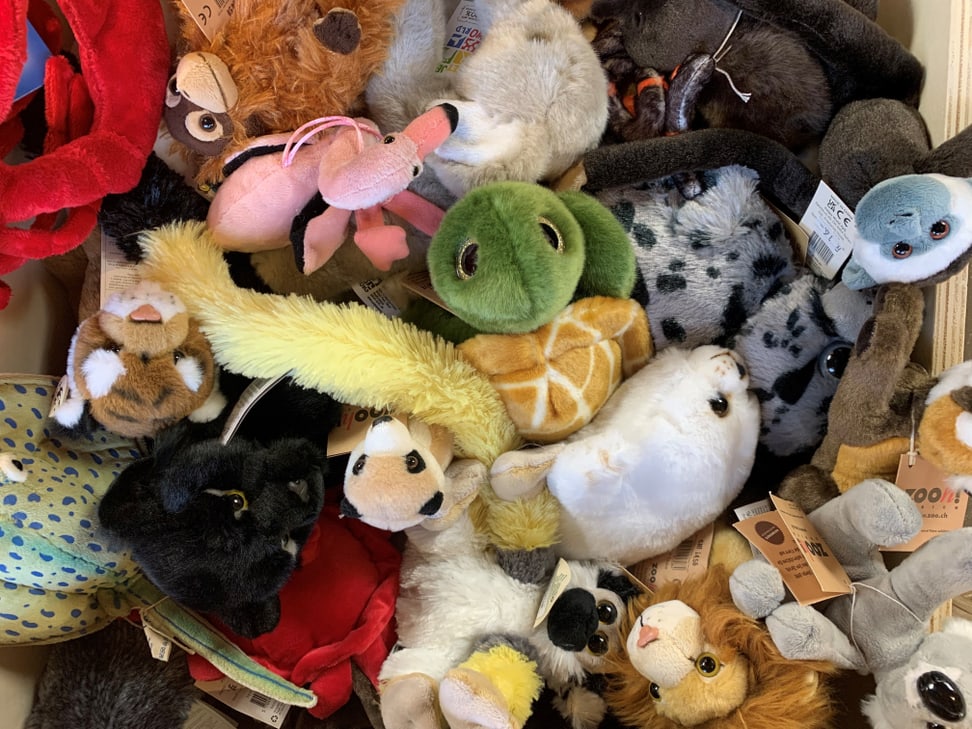 Plüschtiere im Zooshop des Zoo Zürich.