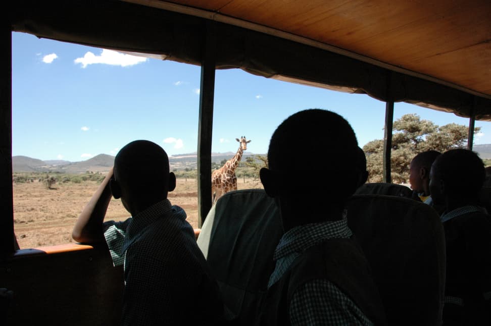 Schulklasse unterwegs im Reservat des Lewa Wildlife Conservancy. 