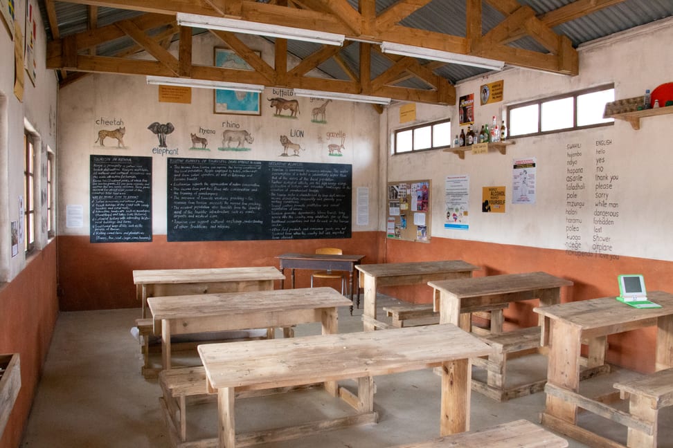 Schule im Lewa-Dorf in der Lewa Savanne im Zoo Zürich.