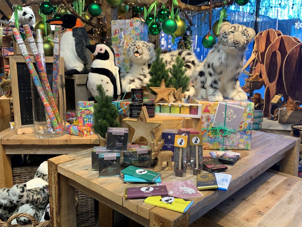 Auslage im Zooshop mit Tees, Gewürzen und Schokolade.
