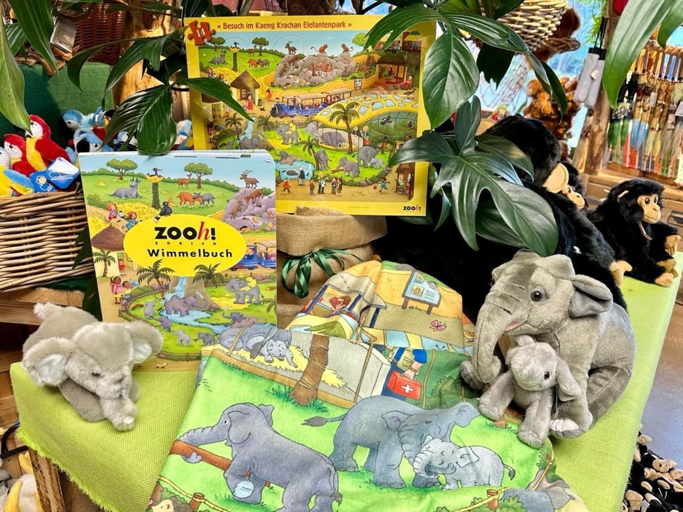 Promotionstisch mit Wimmelbildprodukten im Zooshop.