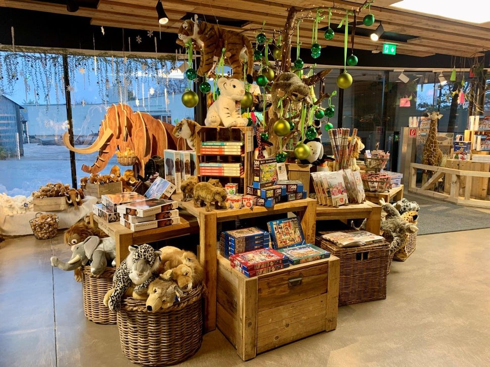 Auslage im Zooshop mit Geschenkideen.