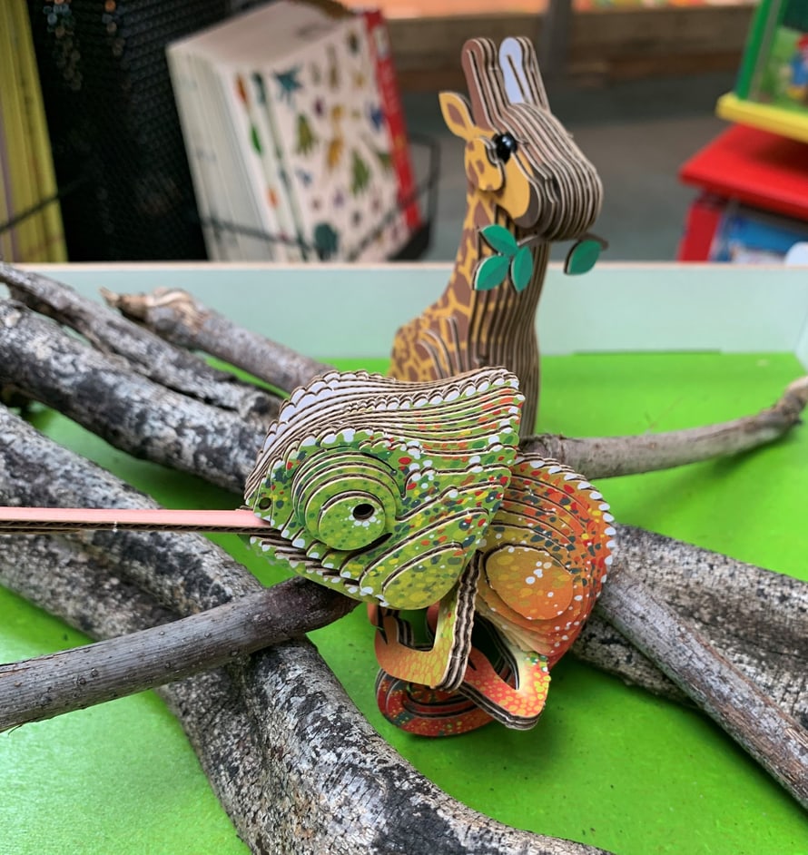 Eugy-Bastelsets mit 3D-Kartontieren im Zooshop.