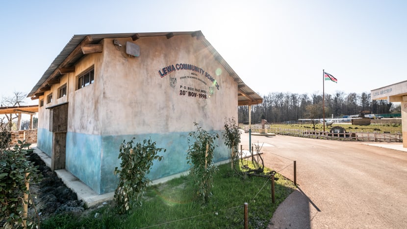 Dorfschule in der Lewa Savanne im Zoo Zürich.