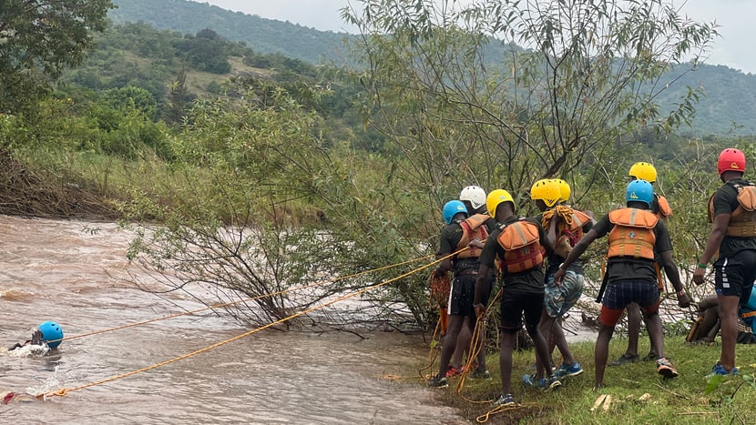Ranger des Lewa Wildlife Conservancy in Kenia im Wasserrettungstraining.
