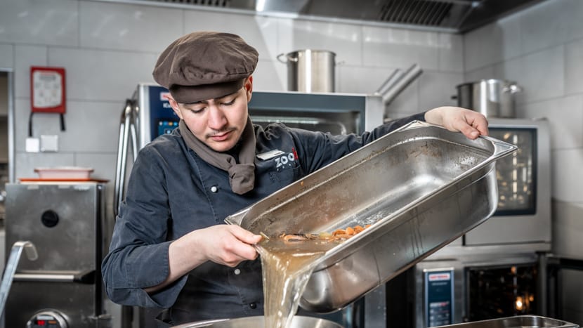 Mitarbeiter Zoorestaurants in der Grossküche