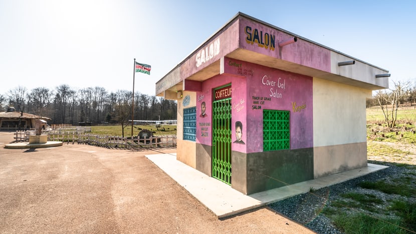 Flughafengebäude und Coiffeursalon in der Lewa Savanne im Zoo Zürich.