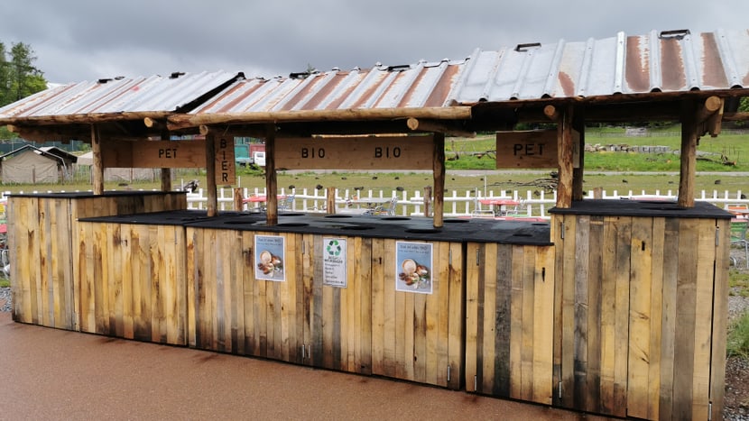 Biosammelstelle beim Ubele Kiosk in der Lewa Savanne des Zoo Zürich.