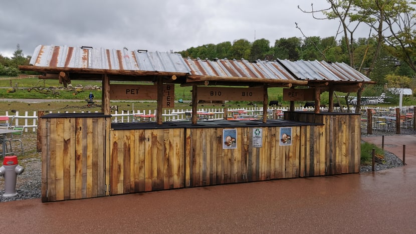 Biosammelstelle beim Ubele Kiosk in der Lewa Savanne des Zoo Zürich.