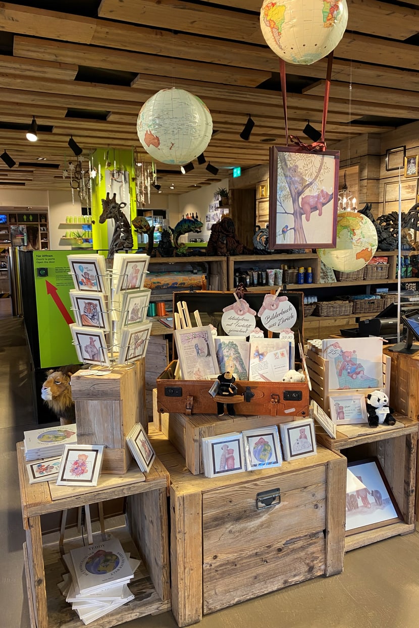 Promotionsdisplay Teddy-Buch im Südamerika-Shop des Zoo Zürich.